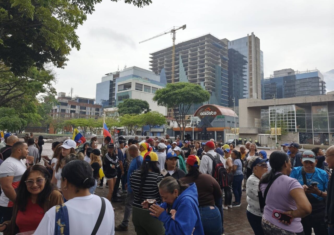 Trabajadores y sindicatos marchan hacia la Embajada de Estados Unidos en Caracas