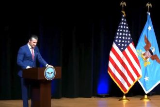 Hegseth cita falso versículo bíblico de 'Pulp Fiction' en sermón oficial