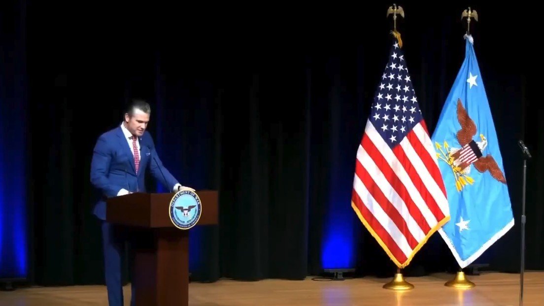 Hegseth cita falso versículo bíblico de 'Pulp Fiction' en sermón oficial