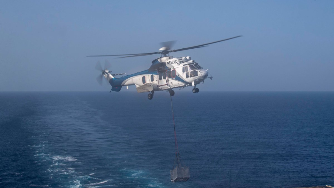 FOTOS: El portaaviones USS Abraham Lincoln recibe suministros para hacer cumplir el bloqueo naval