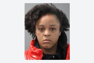 Acusada en EE.UU. por lanzar dinamita a su novio mientras duerme y arrancarle la mano