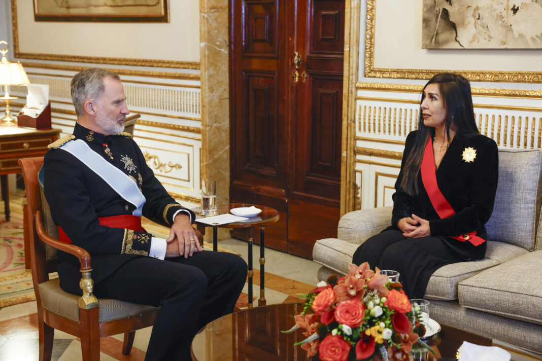 Gladys Gutiérrez al recibir el placet del rey de España