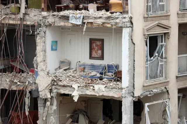 Restos de un edificio de Teherán parcialmente destruido por un ataque de EE.UU. o Israel.