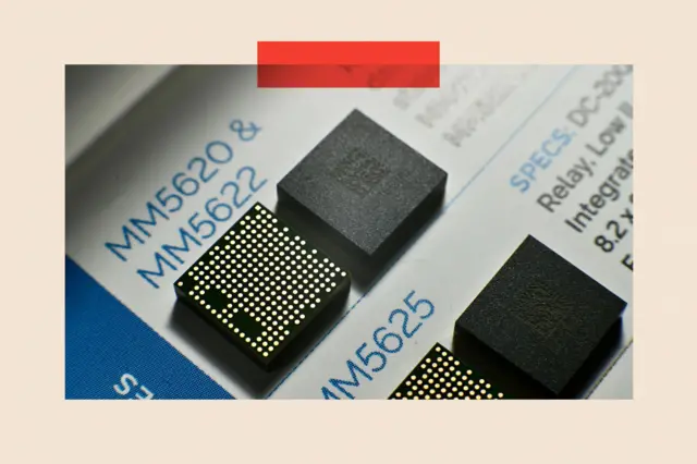 Dos chips de IA negros uno al lado del otro