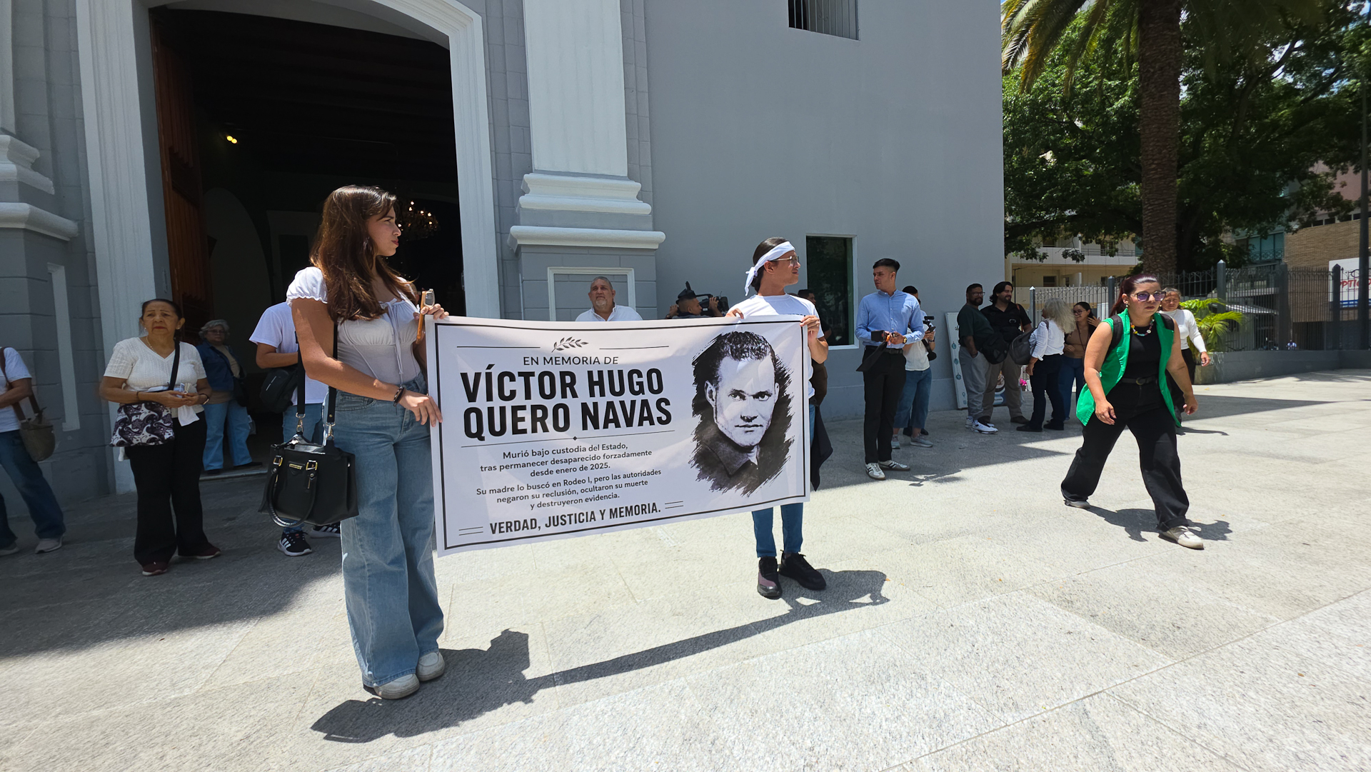 Cartel en el que exponen el caso de Víctor Hugo Quero Navas. Foto: Ezequiel Carías/El Nacional