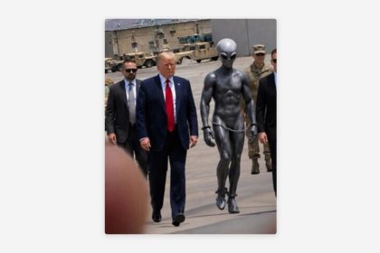 FOTO: Trump sorprende con una imagen suya con un 'alien' esposado
