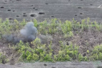 VIDEO: Tanque ruso reduce a escombros una fortaleza ucraniana y tres puestos de tiro