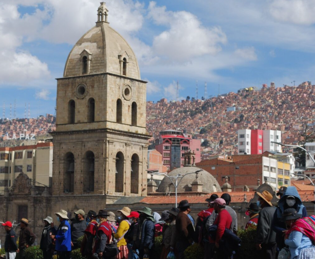 Los manifestantes se alinearon junto a la Plaza San Francisco en el centro de La Paz. Crédito de la imagen | Joseph Bouchard