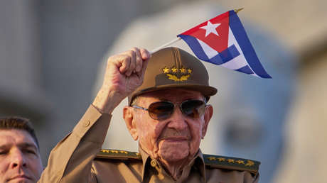Miles de personas se concentran en La Habana para respaldar al líder cubano Raúl Castro