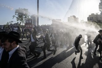 Judíos ultraortodoxos se enfrentan a Policía en protestas contra el servicio militar obligatorio en Israel (VIDEOS)