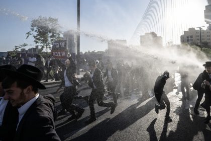 Judíos ultraortodoxos se enfrentan a Policía en protestas contra el servicio militar obligatorio en Israel (VIDEOS)