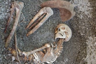 FOTO: Víctima de Pompeya hallada tras 2.000 años con su equipo de supervivencia
