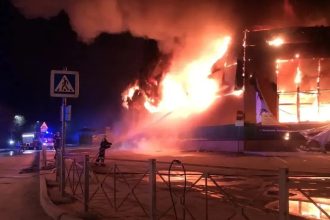 Fuerte incendio en un centro comercial en Rusia (VIDEO)