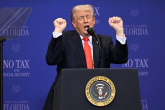"Es una mujer muy hermosa, pero no le caigo bien": Trump parodia a una líder latinoamericana