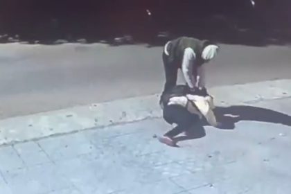 VIDEO: Ladrón ataca brutalmente y roba a un niño de 12 años que iba a la escuela