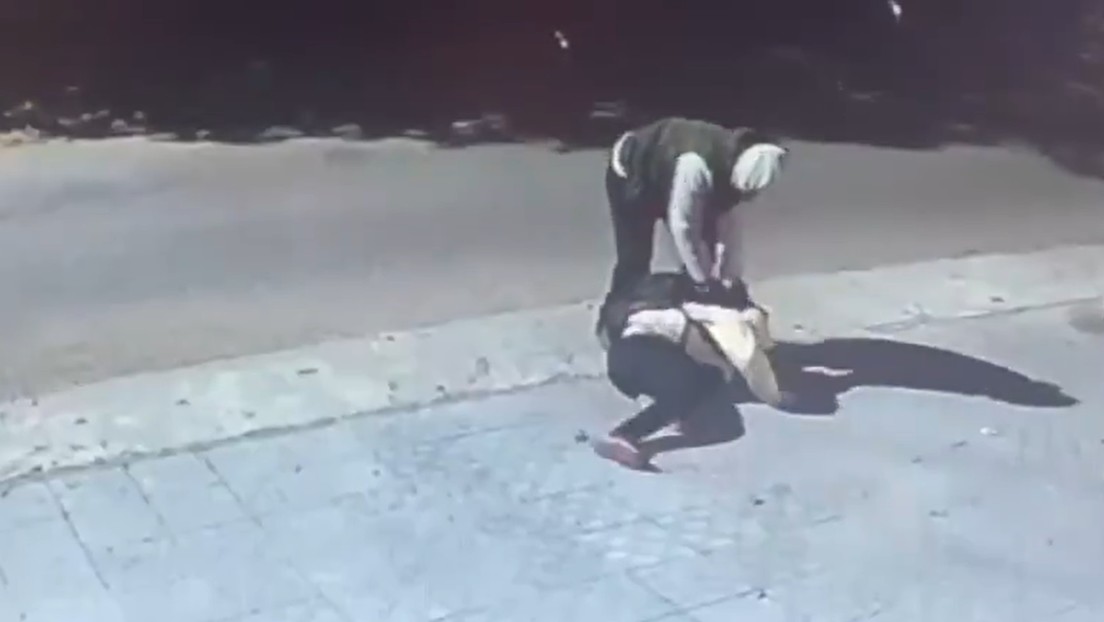 VIDEO: Ladrón ataca brutalmente y roba a un niño de 12 años que iba a la escuela