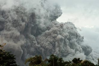 El cielo se apagó en Filipinas: erupción volcánica 'entierra' bajo ceniza localidades enteras (VIDEO)