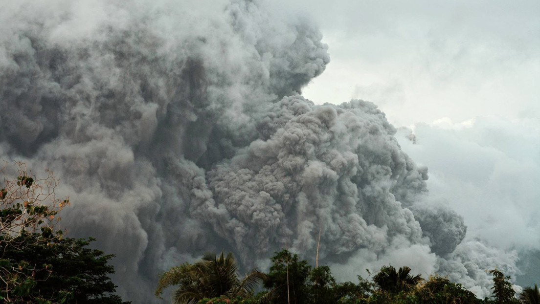El cielo se apagó en Filipinas: erupción volcánica 'entierra' bajo ceniza localidades enteras (VIDEO)