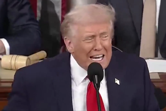 La Casa Blanca se vuelve viral con un video de Trump repitiendo una sola palabra durante una hora