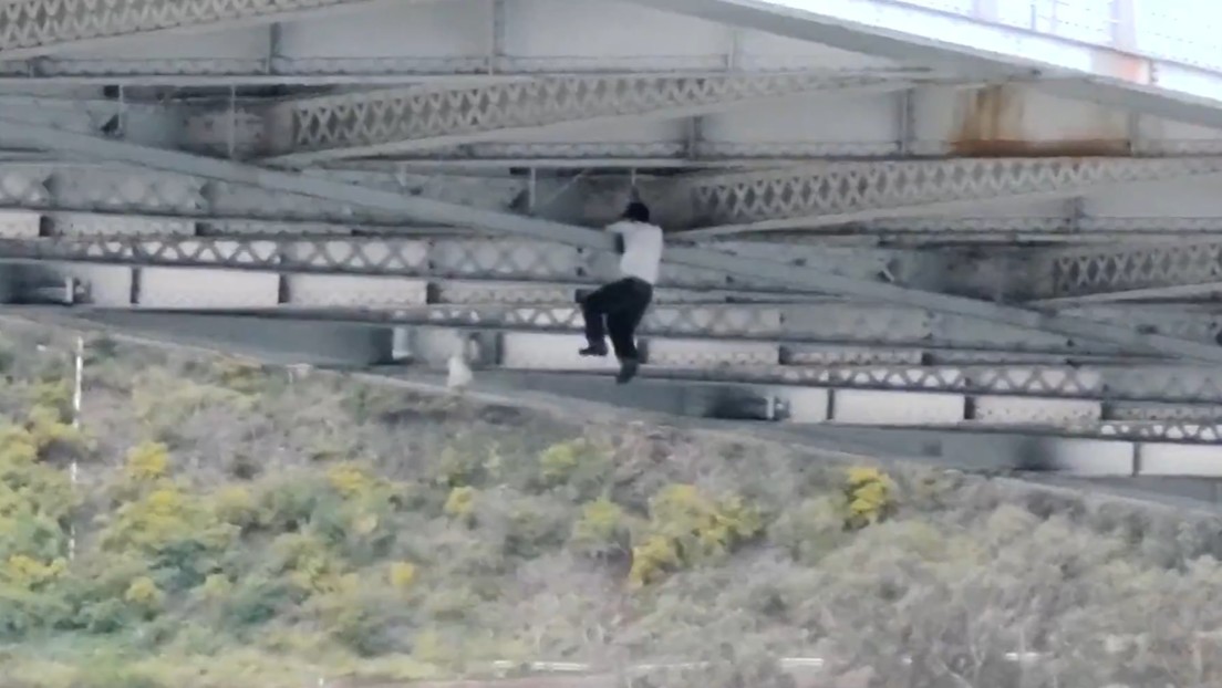 VIDEO: Persecución policial a un coche robado termina con el ladrón trepando por un puente