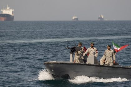 Imágenes satelitales muestran 40 lanchas rápidas de ataque de Irán, aunque Trump afirmara que destruyó su Armada