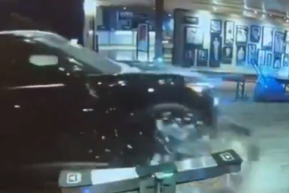 VIDEO: Momento en que un coche cargado con explosivos embiste contra un club deportivo en EE.UU