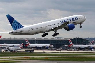 Pasajero ataca a una azafata e intenta irrumpir en la cabina en pleno vuelo