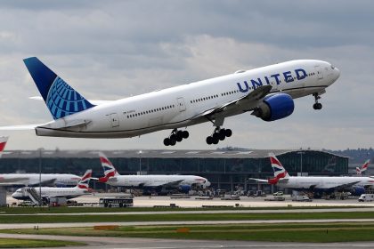 Pasajero ataca a una azafata e intenta irrumpir en la cabina en pleno vuelo