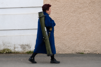 "Es un regalo": una mujer pasea con una 'bazuca' por una ciudad rusa (FOTOS)