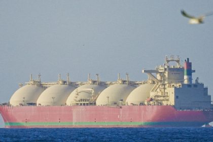 Un aliado de EE.UU. del Golfo confirma que su petrolero fue alcanzado por drones iraníes