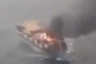 VIDEO: Irán muestra un barco en llamas atacado cerca del estrecho de Ormuz