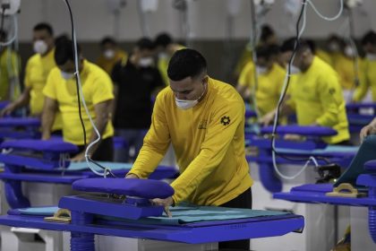 VIDEO: Bukele dice que los presos fabrican mobiliario para las escuelas de El Salvador
