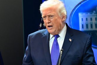 Trump desconoce decisión del Supremo y promete aranceles "más elevados"