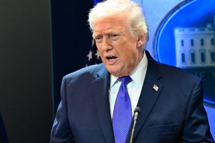 Trump desconoce decisión del Supremo y promete aranceles "más elevados"