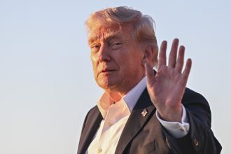 Trump bromea con permanecer en la Casa Blanca casi una década más