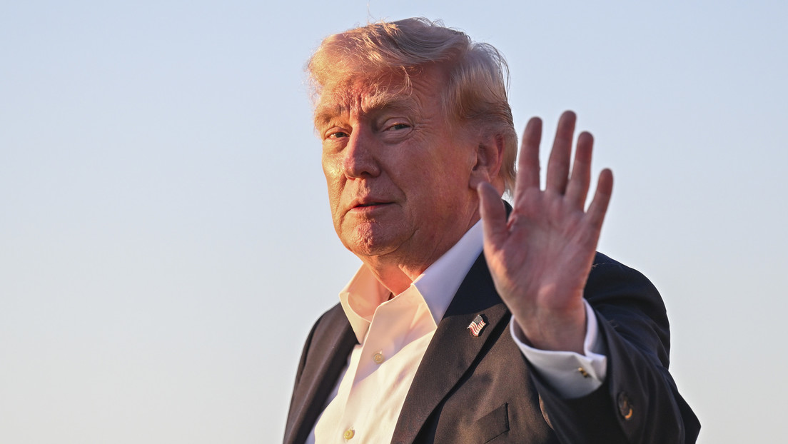 Trump bromea con permanecer en la Casa Blanca casi una década más
