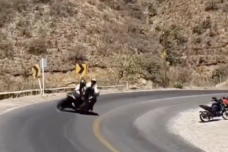 VIDEO: Pareja en moto invade el carril contrario y provoca un choque frontal en México
