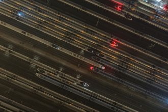 Un ferrocarril en mitad del tablero geopolítico: Tucker Carlson aborda el papel de China en la guerra de Irán