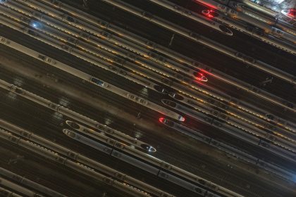 Un ferrocarril en mitad del tablero geopolítico: Tucker Carlson aborda el papel de China en la guerra de Irán