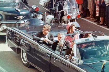 Tucker Carlson pregunta a su invitado quién mató a Kennedy y dice esto