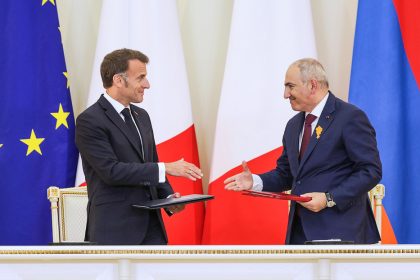 País exsoviético firma acuerdos de cooperación en defensa y tecnologías con Francia