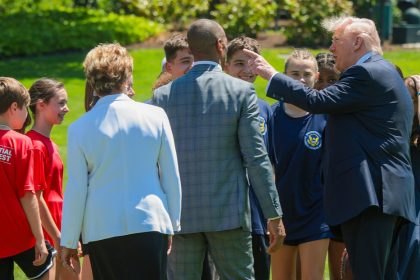 VIDEO: Trump enseña a niños su icónico baile