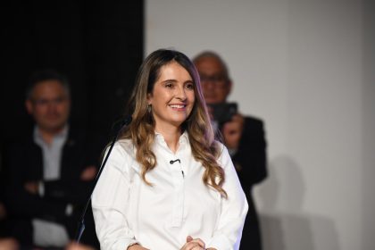 "Circo" y "payasada": Candidata presidencial debate sola en Colombia ante rival creado con IA