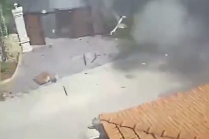 Momento exacto en el que Israel bombardea una zona residencial al sur del Líbano (VIDEO)