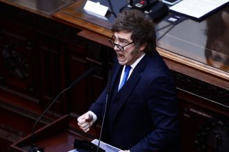 "No voy a ejecutar a una persona honesta": Milei defiende a su jefe de Gabinete acusado de corrupción