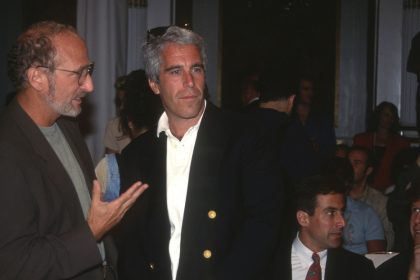 De la "clase de Epstein": Congresista habla con Tucker sobre multimillonarios de EE.UU. que están por encima de todo