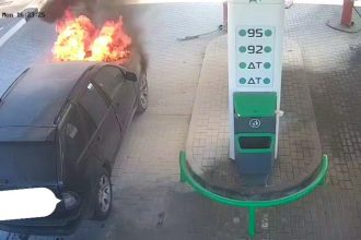 VIDEO: Lleva un coche humeante a una gasolinera y sorprende con lo que hace