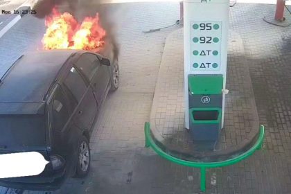 VIDEO: Lleva un coche humeante a una gasolinera y sorprende con lo que hace