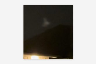 FOTOS, VIDEO: Extraños objetos en forma de cono surcan el cielo de Canadá