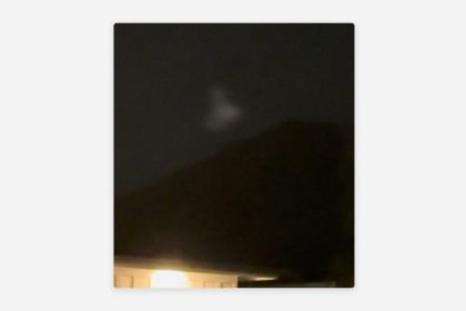 FOTOS, VIDEO: Extraños objetos en forma de cono surcan el cielo de Canadá